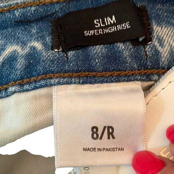 Express NWOT Super High Waisted Slim Ankle Length Ripped Knee Jeans - Picture 3 of 6